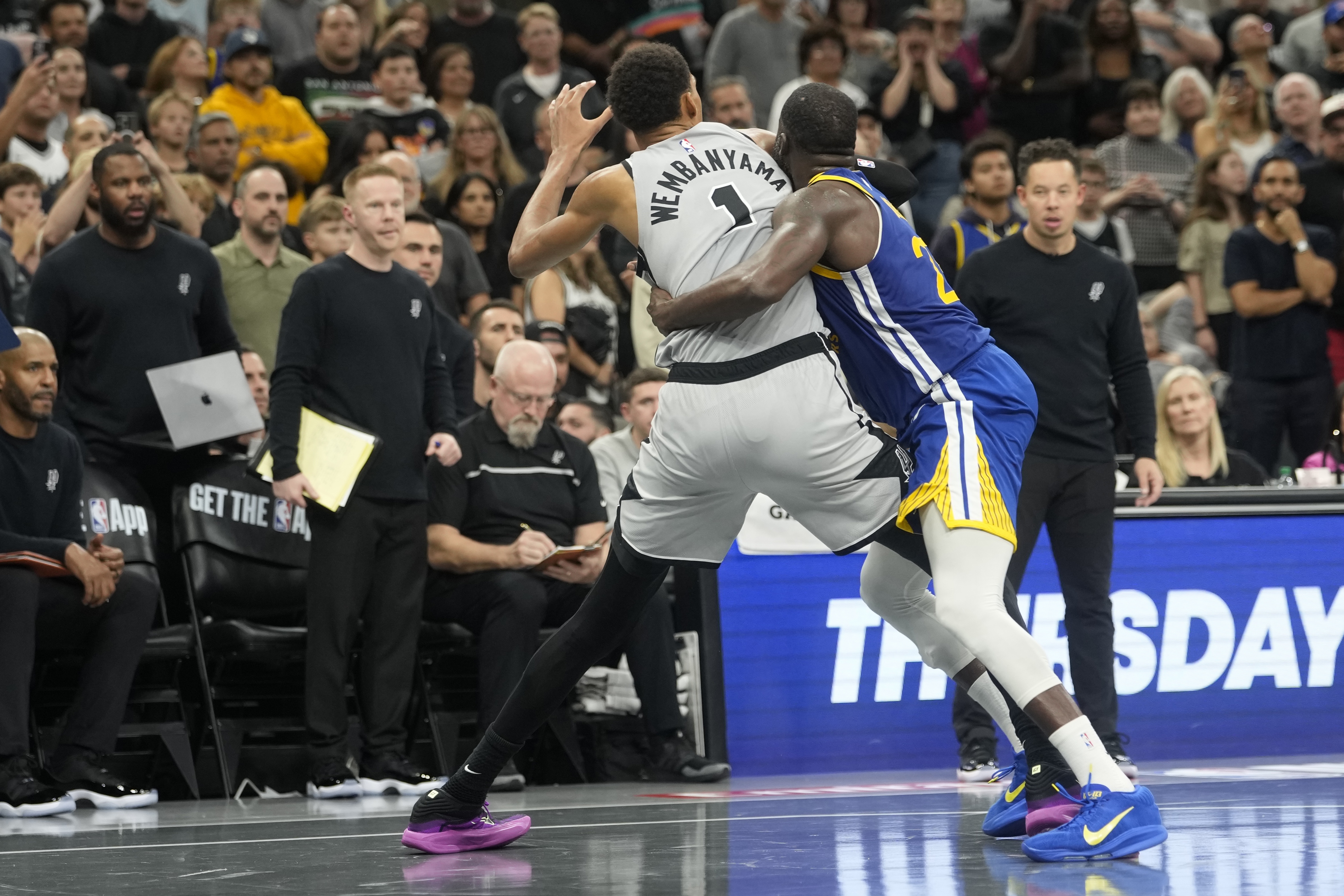 MK体育登录入口-文班肘击换成追梦肘击会禁赛几场？追梦：你们早喊着让我退役了