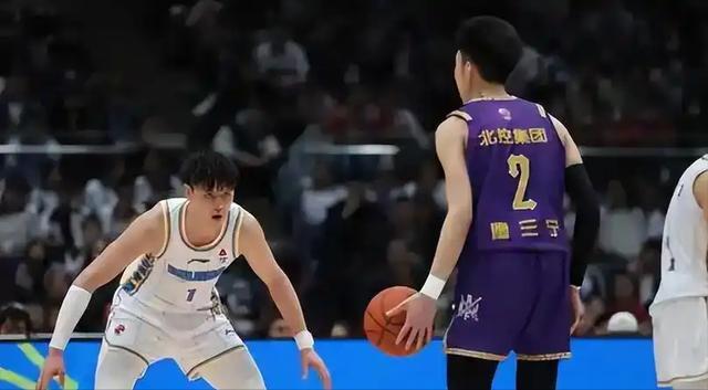 MK体育app下载-赛场礼仪引争议！.休赛后遗症显现，粤京战判罚尺度引球迷热议