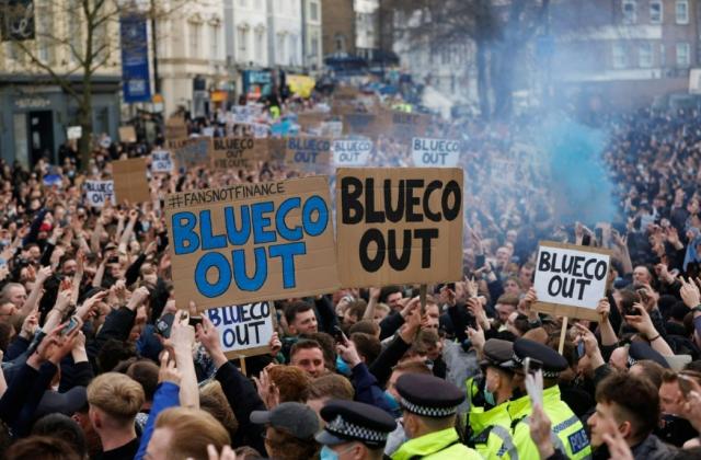 MK体育-不满运营策略，切尔西球迷聚集抗议：BlueCo滚出去！